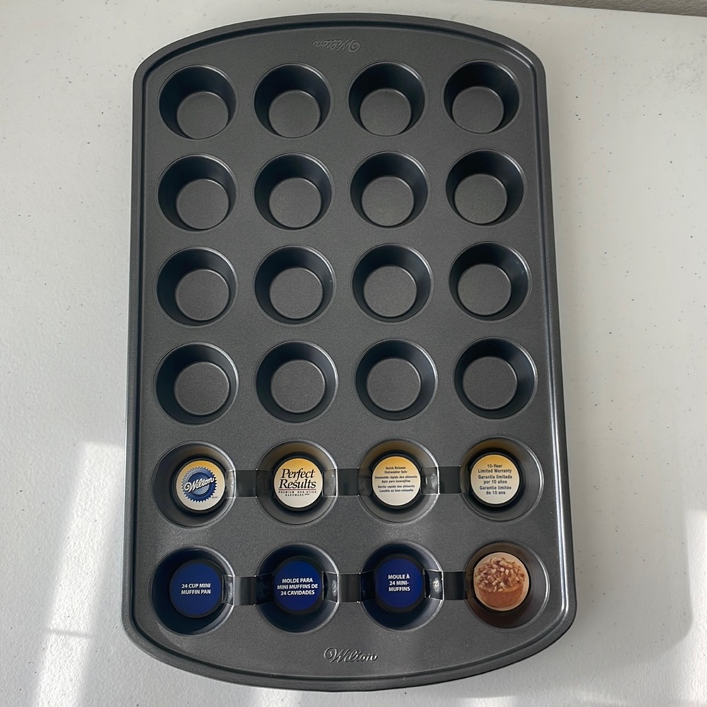 Wilton 24 count Mini Muffins cupcakes Pan ,New